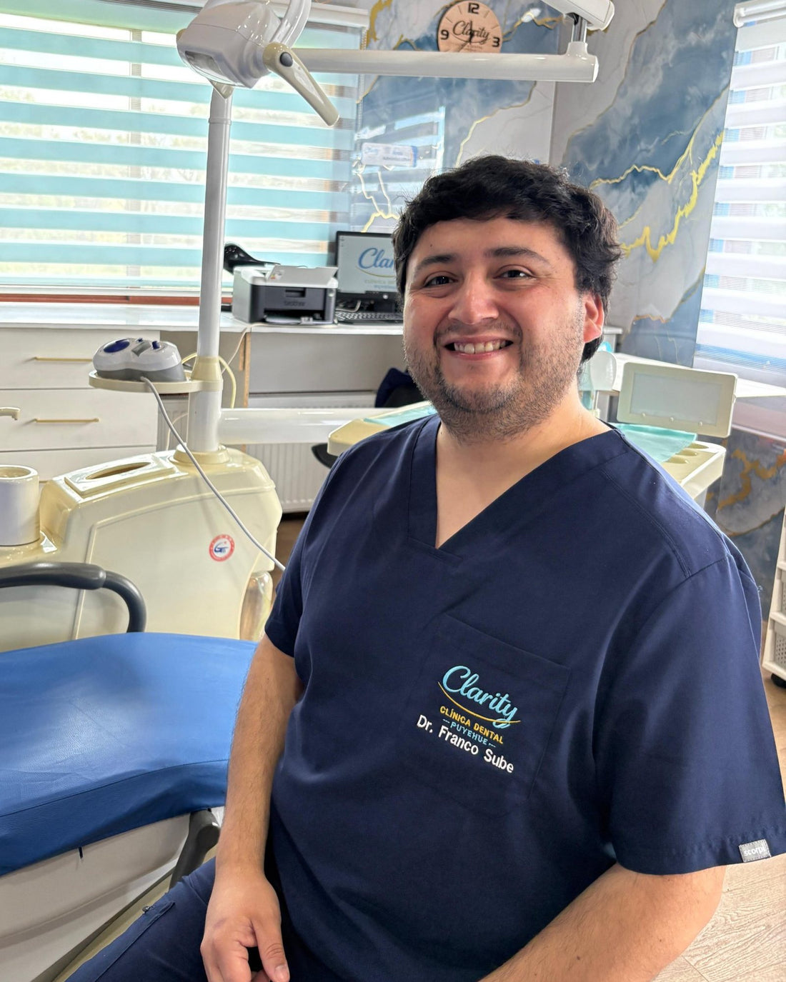 Dr. Franco Sube, cirujano dentista, en el box dental de Clarity Clínica Dental