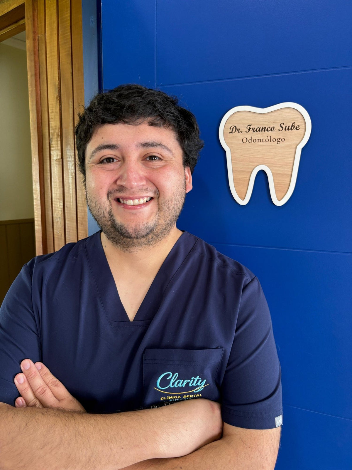 Dr. Franco Sube junto a la puerta de su consulta en Clarity Clínica Dental, Entre Lagos