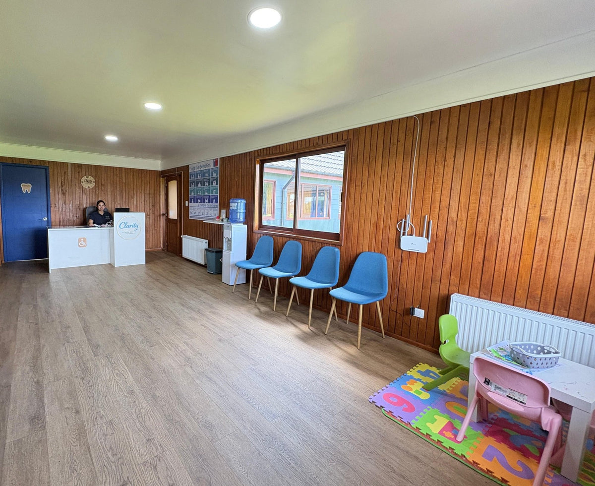 Sala de espera de Clarity Clínica Dental, con rincón para niños